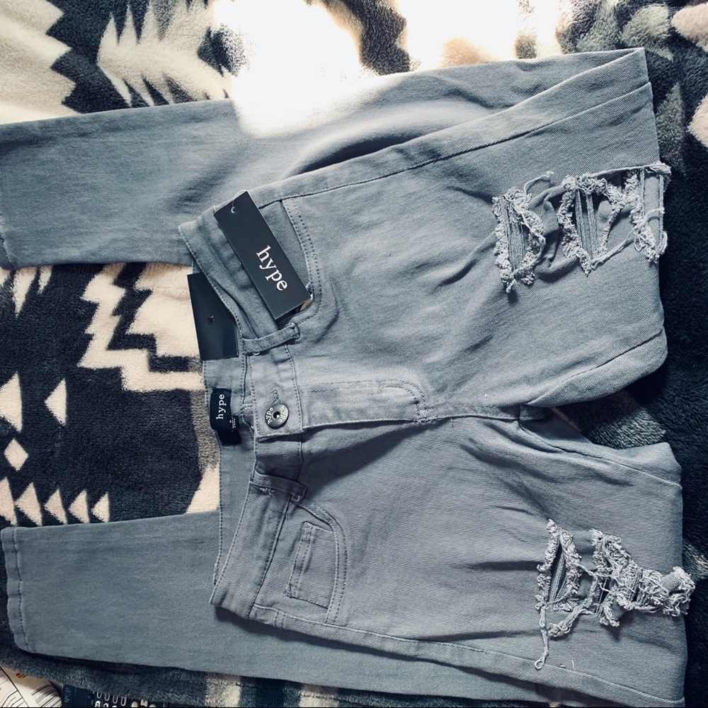 🆕 Hype Gray Distressed Skinny Jeans Size: 9 - Picture 5 of 8